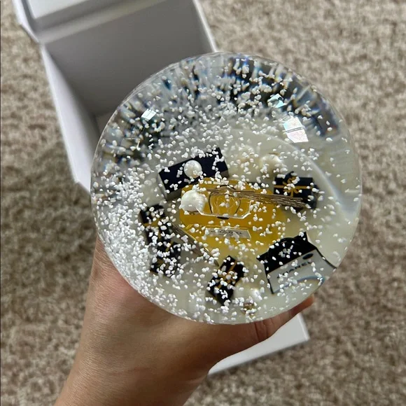 Chanel beauty -Snow globe - Picture 7 of 11